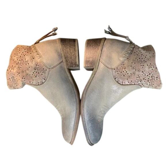 Boutique Corkys Laser Cutout Ankle Bootie 7 Tan Metallic Shimmer Faux Leather - Picture 4 of 6